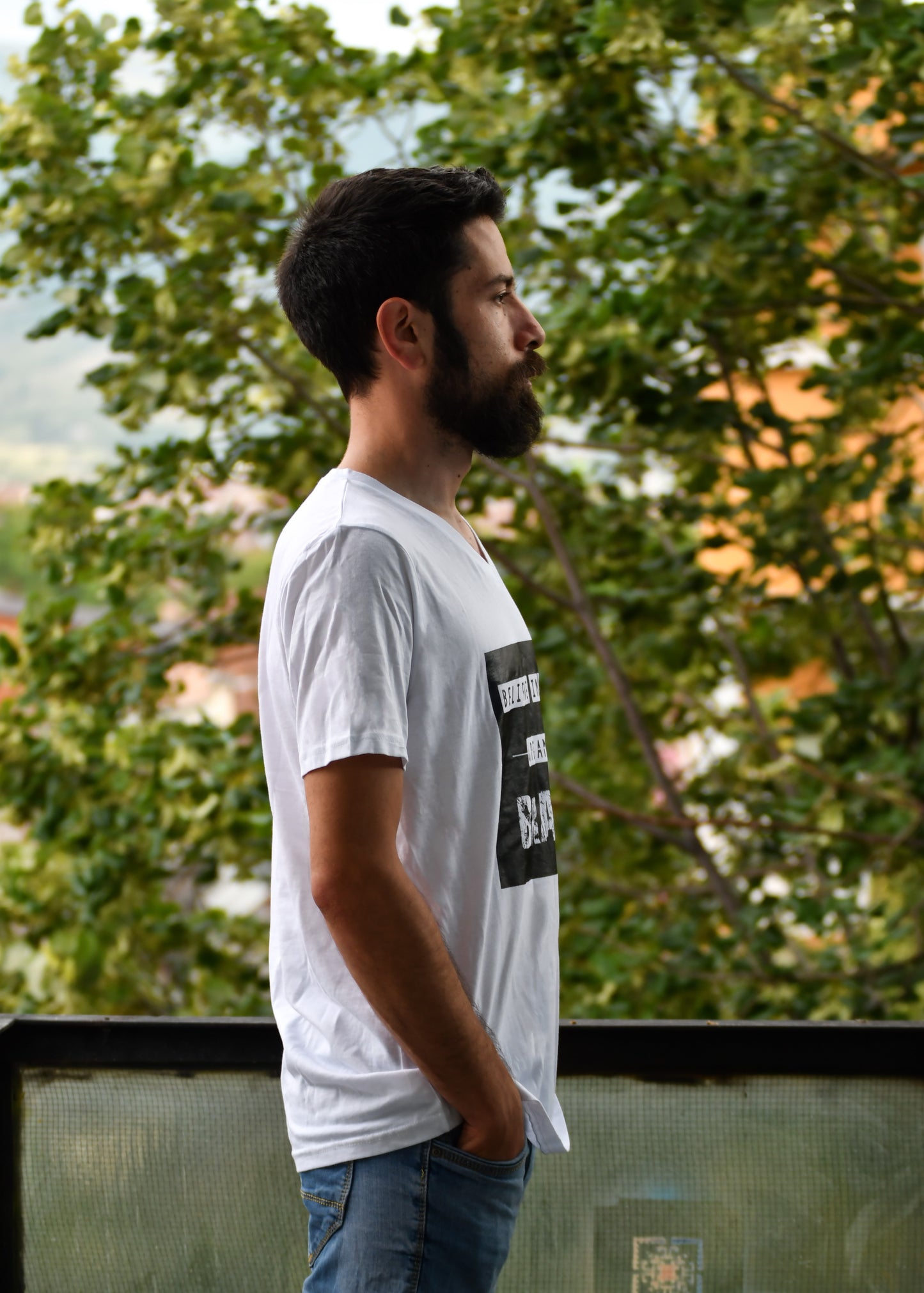Believe in your Brain, T-Shirt: V-Neck, Regular Fit - Cosmic Hippos